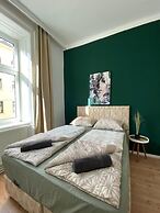 Spacious 8BR Apt with Terrace 16P