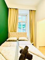 Spacious 8BR Apt with Terrace 16P
