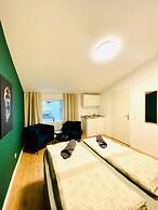 Spacious 8BR Apt with Terrace 16P