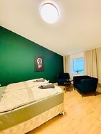 Spacious 8BR Apt with Terrace 16P