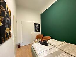 Spacious 8BR Apt with Terrace 16P
