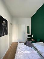 Spacious 8BR Apt with Terrace 16P