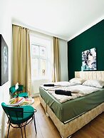 Spacious 8BR Apt with Terrace 16P