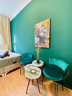 Spacious 8BR Apt with Terrace 16P