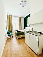 Spacious 8BR Apt with Terrace 16P