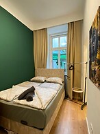 Spacious 8BR Apt with Terrace 16P