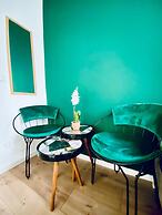 Spacious 8BR Apt with Terrace 16P