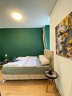 Spacious 8BR Apt with Terrace 16P