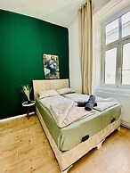Spacious 8BR Apt with Terrace 16P
