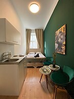 Spacious 8BR Apt with Terrace 16P