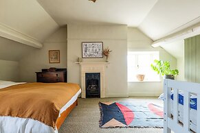 Stunning 8-Bedroom Home in Painswick