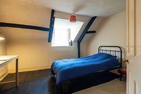 Stunning 8-Bedroom Home in Painswick