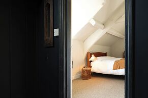 Stunning 8-Bedroom Home in Painswick