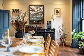 Stunning 8-Bedroom Home in Painswick