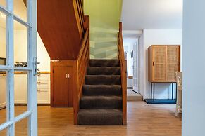 Stunning 8-Bedroom Home in Painswick