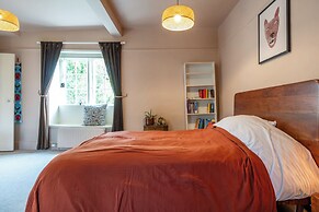 Stunning 8-Bedroom Home in Painswick