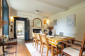 Stunning 8-Bedroom Home in Painswick