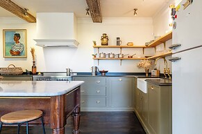 Stunning 8-Bedroom Home in Painswick