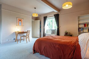 Stunning 8-Bedroom Home in Painswick