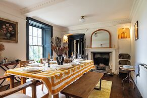 Stunning 8-Bedroom Home in Painswick