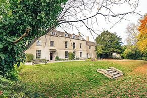 Stunning 8-Bedroom Home in Painswick