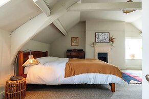 Stunning 8-Bedroom Home in Painswick