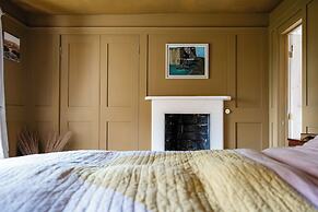 Stunning 8-Bedroom Home in Painswick