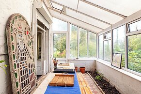 Stunning 8-Bedroom Home in Painswick