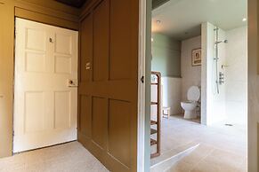 Stunning 8-Bedroom Home in Painswick