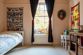 Stunning 8-Bedroom Home in Painswick