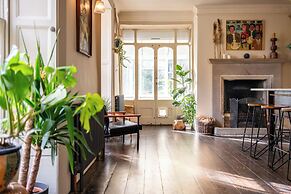 Stunning 8-Bedroom Home in Painswick