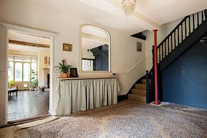 Stunning 8-Bedroom Home in Painswick