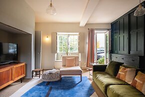 Stunning 8-Bedroom Home in Painswick