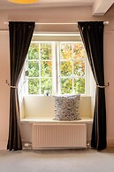 Stunning 8-Bedroom Home in Painswick