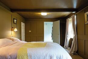 Stunning 8-Bedroom Home in Painswick