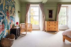 Stunning 8-Bedroom Home in Painswick