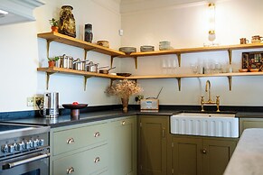 Stunning 8-Bedroom Home in Painswick