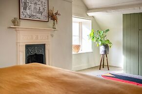 Stunning 8-Bedroom Home in Painswick