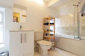 Stunning 8-Bedroom Home in Painswick