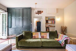 Stunning 8-Bedroom Home in Painswick