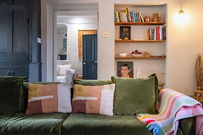 Stunning 8-Bedroom Home in Painswick