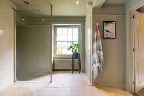 Stunning 8-Bedroom Home in Painswick
