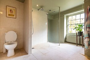 Stunning 8-Bedroom Home in Painswick