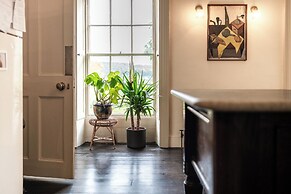 Stunning 8-Bedroom Home in Painswick