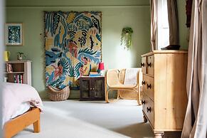 Stunning 8-Bedroom Home in Painswick