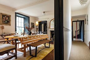 Stunning 8-Bedroom Home in Painswick