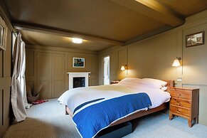 Stunning 8-Bedroom Home in Painswick