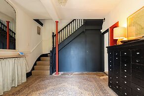 Stunning 8-Bedroom Home in Painswick