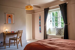 Stunning 8-Bedroom Home in Painswick