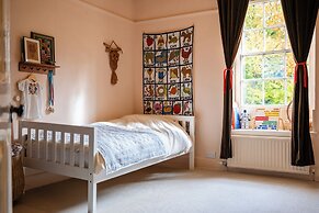 Stunning 8-Bedroom Home in Painswick